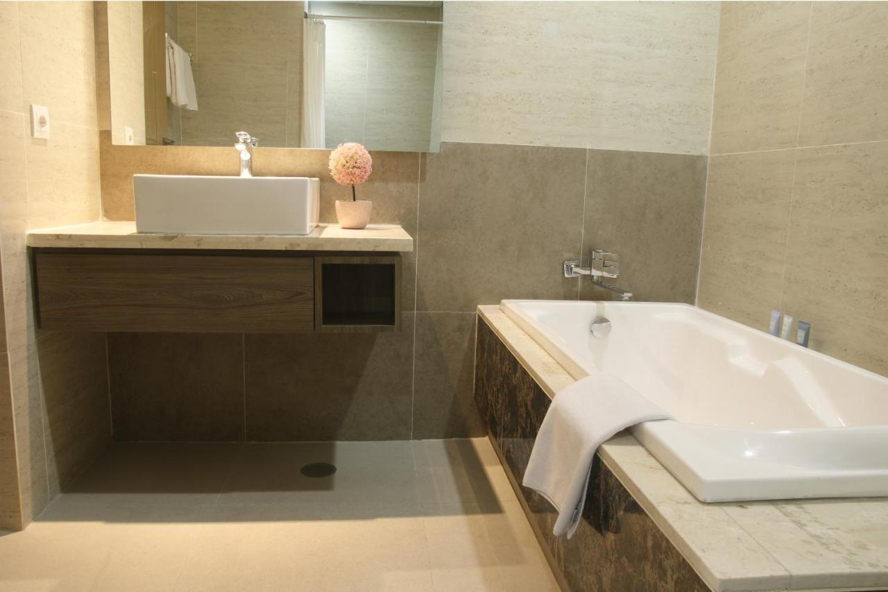 Graha Makara Suite Hotel & Residence Чікаранґ Екстер'єр фото