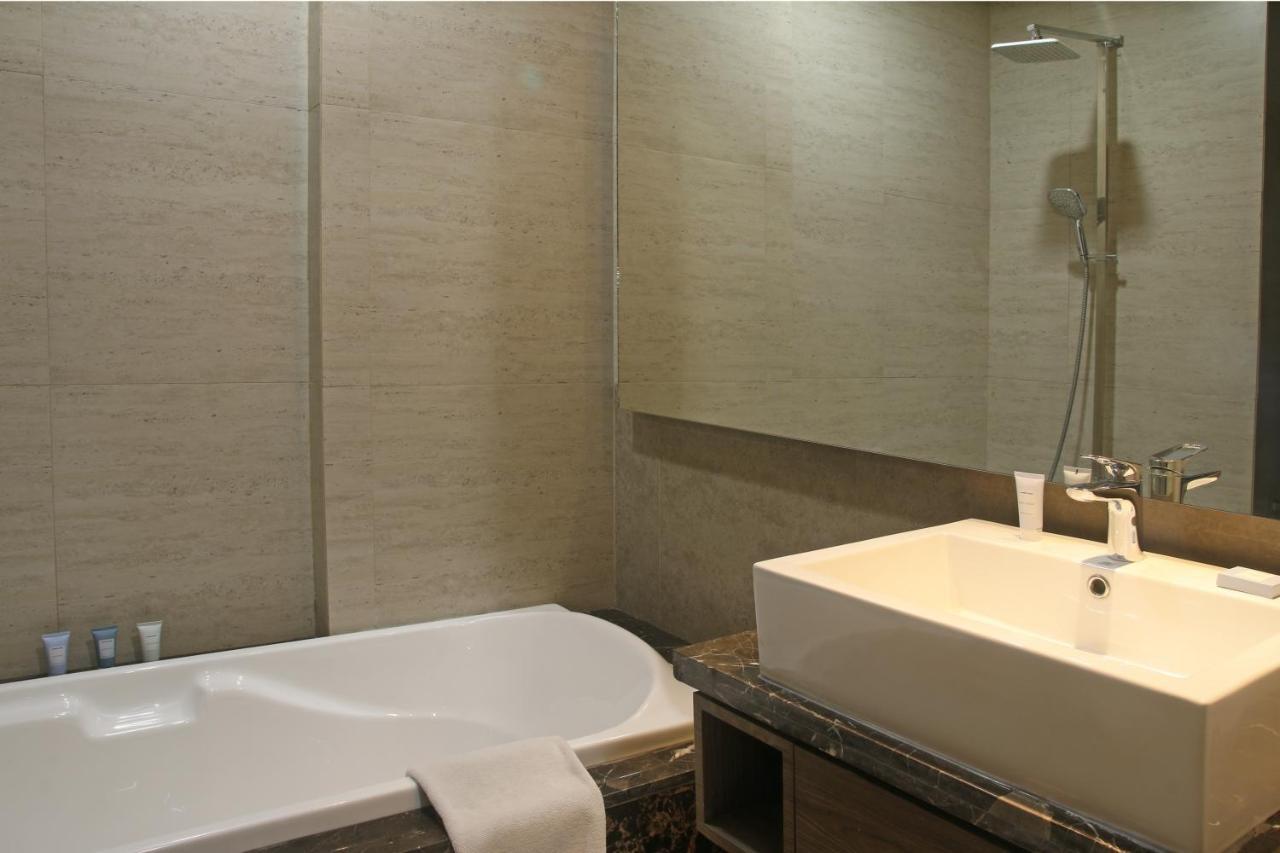 Graha Makara Suite Hotel & Residence Чікаранґ Екстер'єр фото