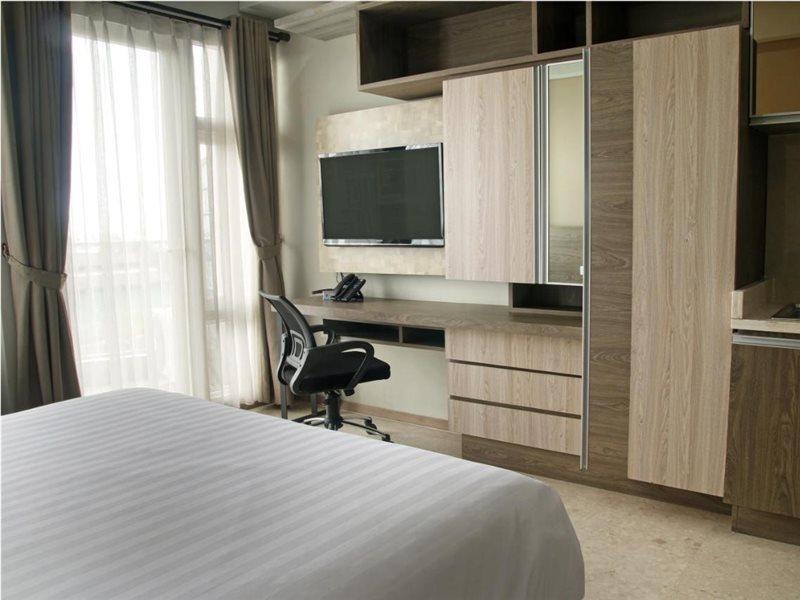 Graha Makara Suite Hotel & Residence Чікаранґ Екстер'єр фото